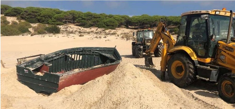 Retirada de una embarcación en el litoral de Tarifa.