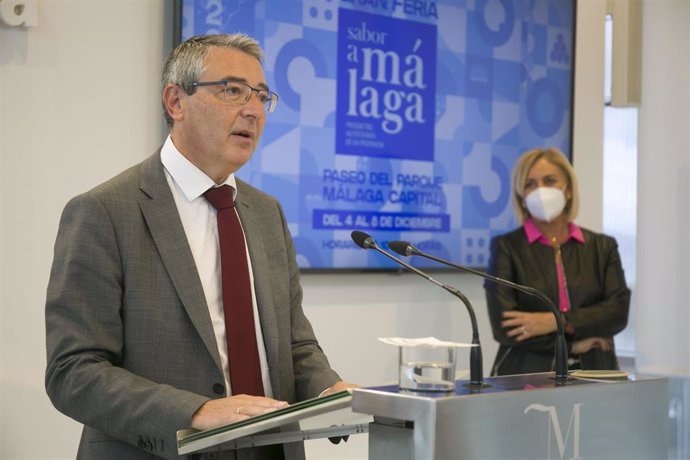 Archivo - Francisco Salado, presidente de la Diputación de Málaga, con Leonor García Agua, responsable de la marca Sabor a Málaga