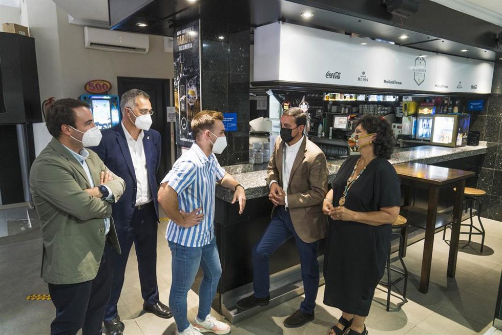 Archivo - El presidente de Diputación, Javier A. García, visita comercios que han recibido ayuda europea a través del proyecto de autoempleo cofinanciado por la Diputación de Almería y la Unión Europea.