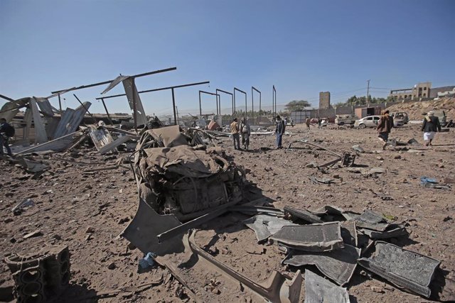 Impacto de un ataque saudí contra posiciones huthis en la capital de Yemen, Saná 