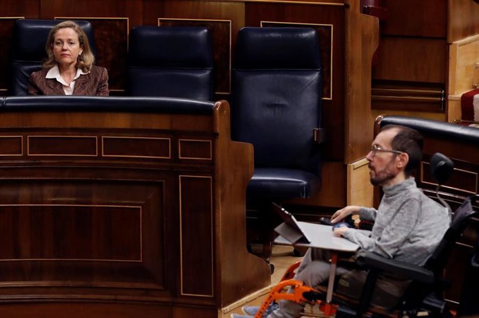 Archivo - La vicepresidenta de Asuntos Económicos, Nadia Calviño, y el portavoz parlamentario de Unidas Podemos, Pablo Echenique