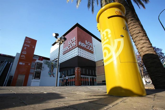 Archivo - Sevilla.- Cruz Roja y Los Arcos ponen en marcha, este miércoles, un taller para fomentar el buen trato hacia los mayores