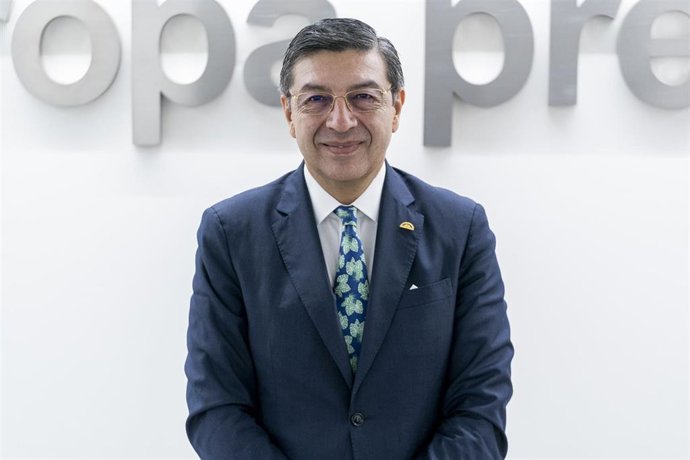 Archivo - El Secretario General de la Comunidad Andina, Jorge Pedraza, posa tras una entrevista con Europa Press, en la sede de la agencia, a 24 de noviembre de 2021, en Madrid, (España).