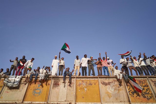 Archivo - Imagen de archivo de manifestaciones en Jartum por el golpe de Estado contra el Gobierno de transición sudanés.