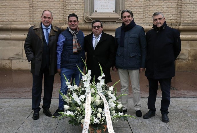 Los comercios zaragozanos llevan flores a la Virgen del Pilar para pedirles protección en el año nuevo.