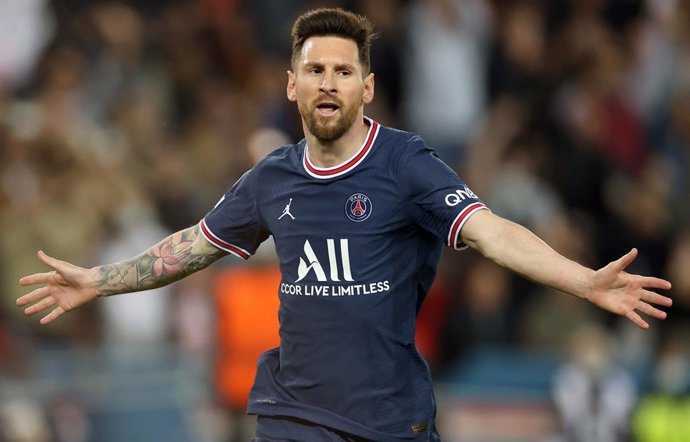 Archivo - FILED - 19 October 2021, Paris: Paris Saint-Germain striker Lionel Messi celebrates after scoring his side's second goal during UEFA Champions League Group A soccer match between Paris Saint-Germain and RB Leipzig at Le Parc des Princes Stadiu