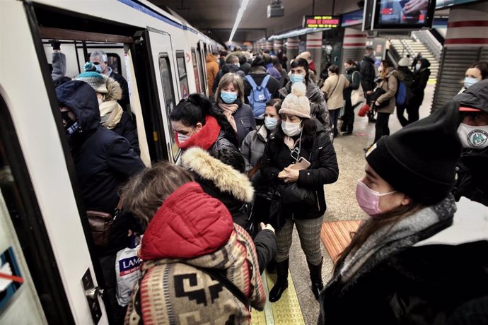 Archivo - Viajeros en un andén de metro lleno de gente a su paso por la estación de Atocha Renfe