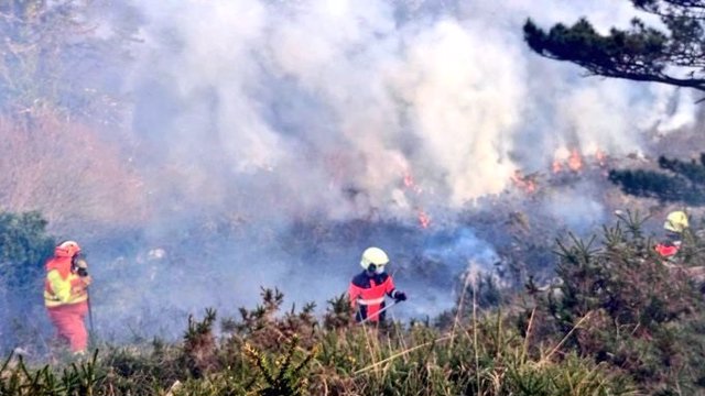 Labores de extinción de un incendio forestal en Cantabria
