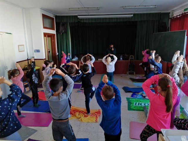 Menores participan en talleres educativos de teatro y yoga en centros educativos para la promoción de un ocio saludable y sin violencia