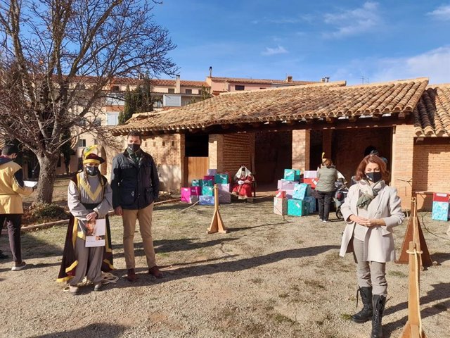 La alcaldesa de Teruel, Emma Buj, y el concejal delegado de Fiestas, Javier Domingo, visitan a los Reyes Magos.