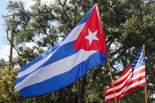 Archivo - Banderas de Cuba y Estados Unidos en Tampa