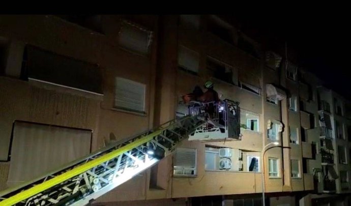 Rescatan por el balcón de su domicilio en Gandia a un hombre tras sufrir un problema cardíaco