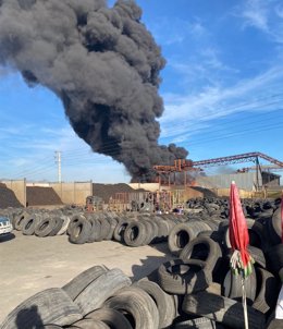 Incendio en una fábrica de neumáticos en Aspe