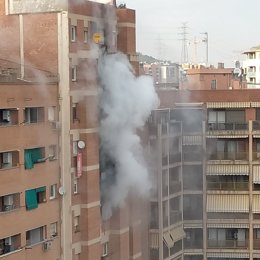 Incendi d'un pis en l'avinguda Meridana de Barcelona