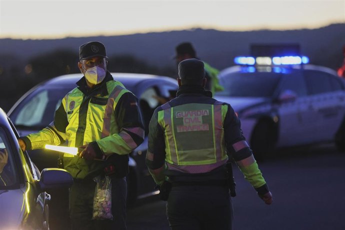 Dos agentes durante un control de la Guardia Civil un día antes de la Operación de Nochevieja.