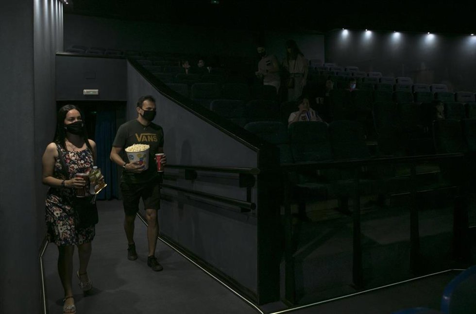 Archivo - Una pareja entra en una sala de cine