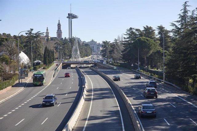 Varios vehículos circulan por la carretera de A Coruña, a 30 de diciembre de 2021, en Madrid, (España). 