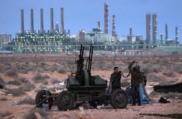 Pieza antiaérea cerca de unas instalaciones de la Compañía Nacional de Petróleo libia