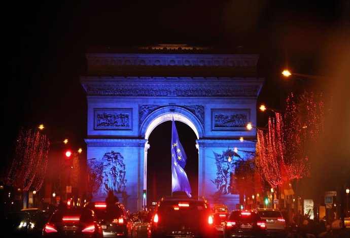 Bandera de la UE bajo el Arco del Triunfo de París