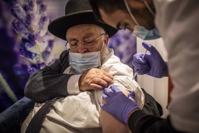 Archivo - Un judío ortodoxo recibe la vacuna contra el coronavirus en Israel