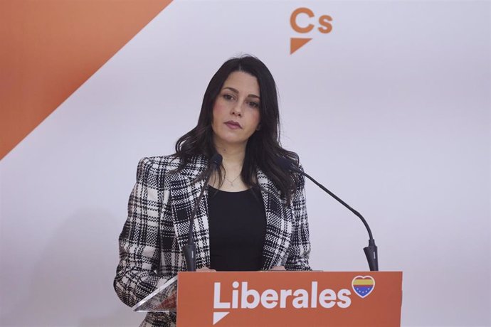 La presidenta de Ciudadanos, Inés Arrimadas, da una rueda de prensa de valoración del año en Jerez de la Frontera, a 29 de diciembre de 2021 en Cádiz (Andalucía, España)