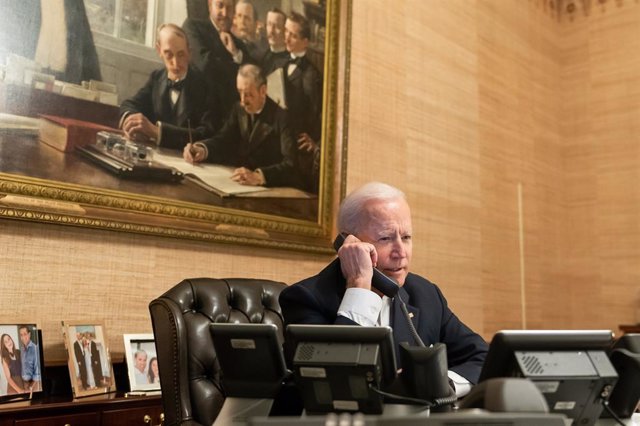 Archivo - El presidente de Estados Unidos, Joe Biden, hablando por teléfono