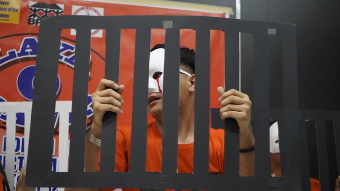 Un niño en una representación sobre la situación en las cárceles filipinas.