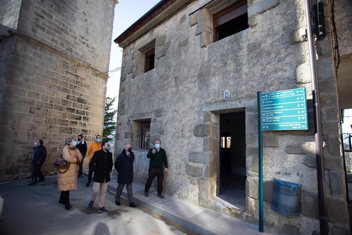 En el centro, de izquierda a derecha, el director general de Administración Local y Despoblación, Jesús M Rodríguez; el consejero de Cohesión Territorial, Bernardo Ciriza; y el alcalde de Petilla de Aragón, Florentino Aguas.