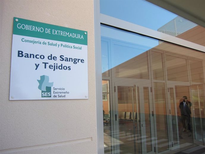 Archivo - Entrada al Banco de Sangre de Extremadura.