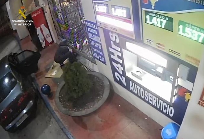 Imagen de uno de los robos cometidos en una gasolinera en Las Ventas de Retamosa