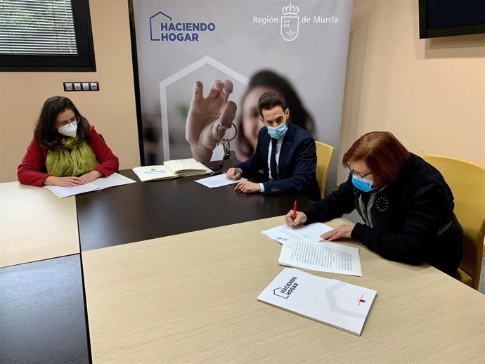 El director general de Vivienda, José Francisco Lajara, junto con las nuevas propietarias de viviendas sociales tras la última firma de escrituras del año.