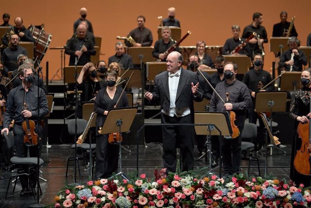 Archivo - La ROSS ofrece su concierto de año nuevo dirigido por Sebastian Perlowski