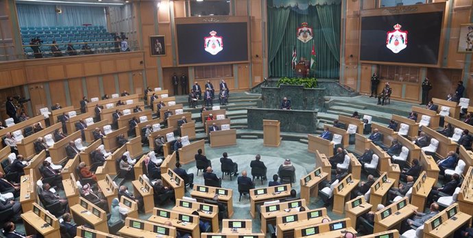 Archivo - El rey Abdalá II de Jordania dando un discurso ante el Parlamento