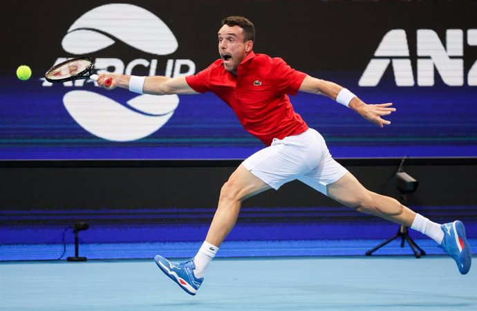 Roberto Bautista Agut of Team Spain stretches for a shot during his match against Casper Ruud of Team Norway on day 3 of the ATP Cup tennis tournament at Qudos Arena in Sydney, Monday, January 3, 2022. (AAP Image/David Gray) NO ARCHIVING, EDITORIAL USE 