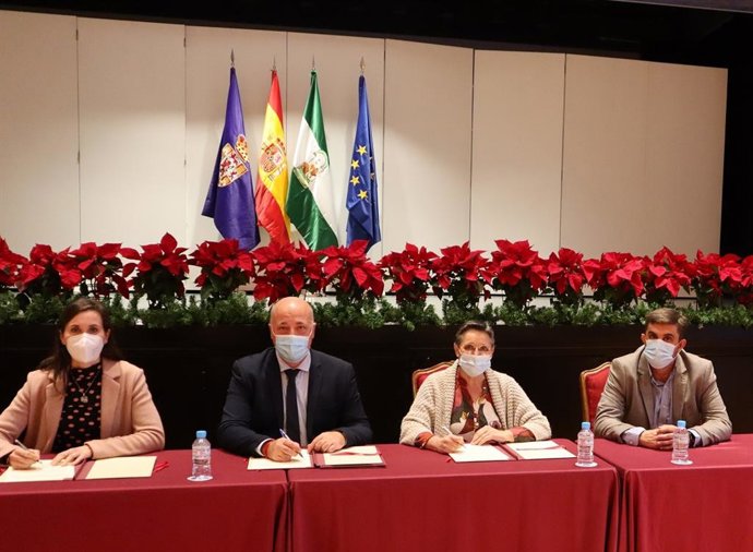 El presidente de la Diputación de Córdoba, Antonio Ruiz (segundo por la izda.), firma los convenios con Aguilar de la Frontera y Monturque.