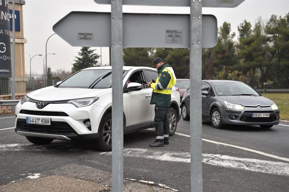 Un agente de la Guardia Civil realiza un control, en imagen de archivo