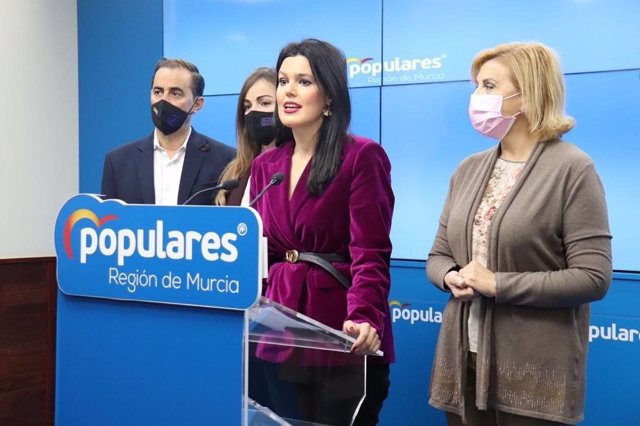 La portavoz del Partido Popular de la Región de Murcia, Miriam Guardiola, en la rueda de prensa