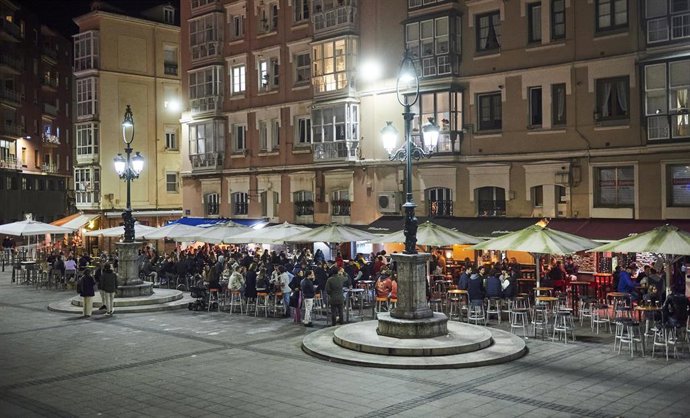 Comensales sentados en la terraza de un establecimiento de Santander, 