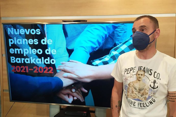 El concejal de Barakaldo Juan Antonio Pizarro en la presentación de nuevos planes de empleo en la localidad vizcaína.