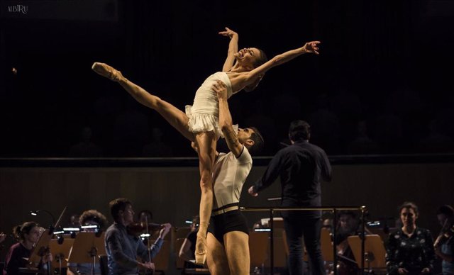 La Compañía Nacional de Danza representa en Teatros del Canal Apollo y Pulcinella, con las coreografías de George Balanchine y Blanca Li