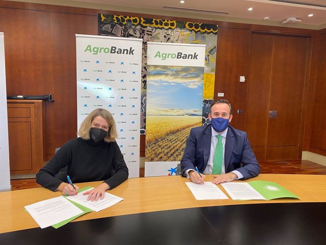 La presidenta de Fademur, Teresa López, i el director d'AgroBank, Sergio Gutiérrez, en la renovació de l'acord per impulsar l'activitat agrària a Espanya