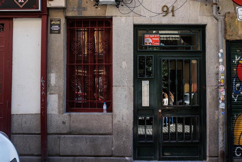 Portal perteneciente al edificio donde han encontrado el cuerpo de una niña de tres años y a su padre, en Lavapiés.