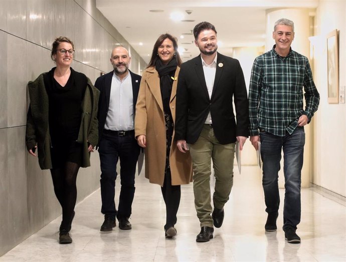 Archivo - (I-D) La diputada de la CUP, Mireia Vehí; el diputado del BNG, Néstor Rego; la portavoz de Junst per Catalunya, Laura Borrs; el portavoz adjunto de ERC, Gabriel Rufián; y el diputado de EH Bildu, Oskar Matute, se dirigen a leer un manifiesto 