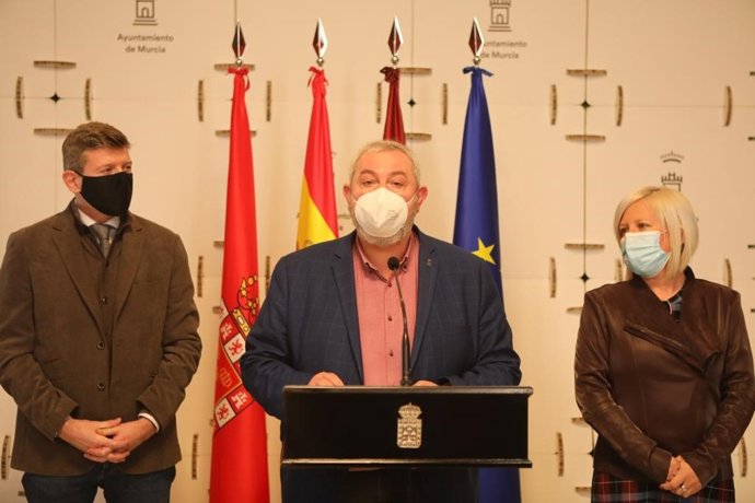 Los concejales Juan Vicente Larrosa, Juan Fernando Hernández y Ainhoa Sánchez