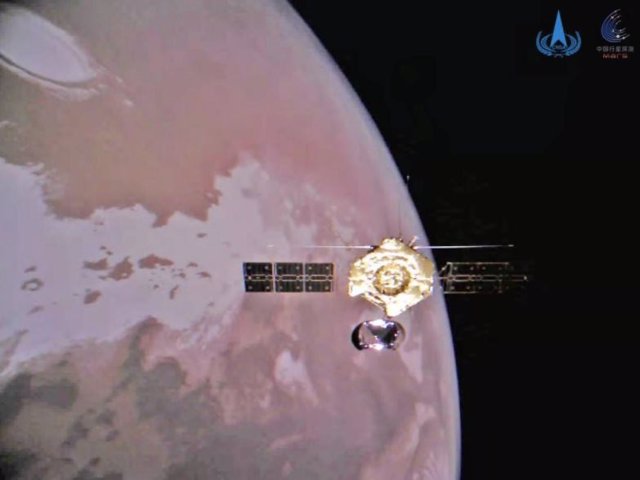Imagen que muestra al orbitador Tinwen 1 con Marte al fondo