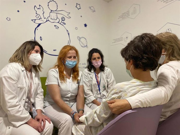 Profesionales de Enfermería hablan con una familia en la nueva sala de acogida.