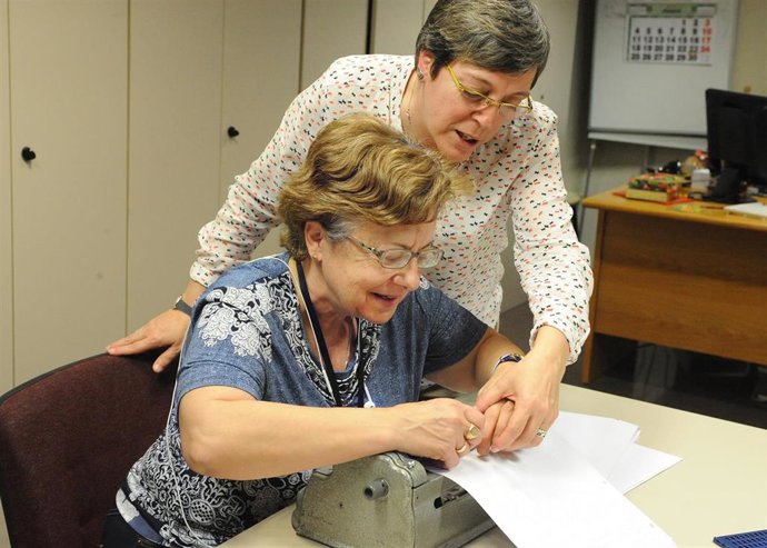 Archivo - Curso de aprendizaje de lectura y escritura braille a personas adultas con discapacidad visual