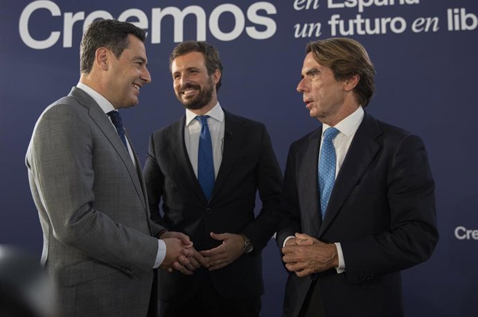 Archivo - El presidente del PP, Pablo Casado (c); el presidente de la Junta de Andalucía, Juanma Moreno (i), y el expresidente del Gobierno, José María Aznar (d), tras la ponencia sobre 'La fortaleza de las instituciones' en el marco de la Convención Na