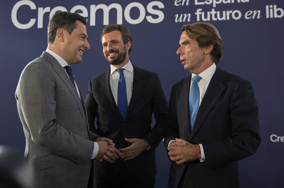 Archivo - El presidente del PP, Pablo Casado (c); el presidente de la Junta de Andalucía, Juanma Moreno (i), y el expresidente del Gobierno, José María Aznar (d), tras la ponencia sobre 'La fortaleza de las instituciones' en el marco de la Convención Na