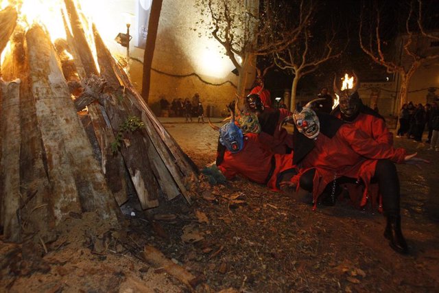 Archivo - Gigantes y cabezudos en las fiestas patronales de Sant Antoni Sa Pobla (Palma de Mallorca), también llamada Nit bruixa, en 2020.